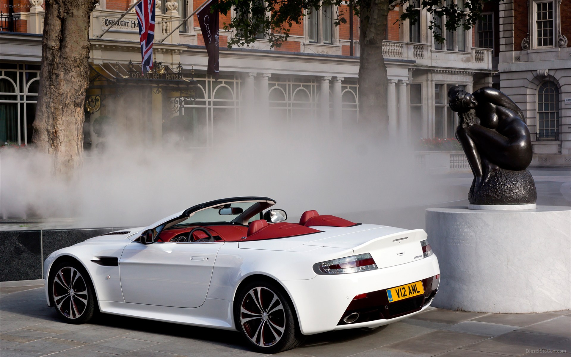 Aston Martin V12 Vantage Roadster 2013
